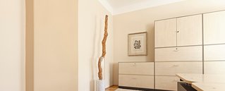 edles Zimmer mit beigen Wänden